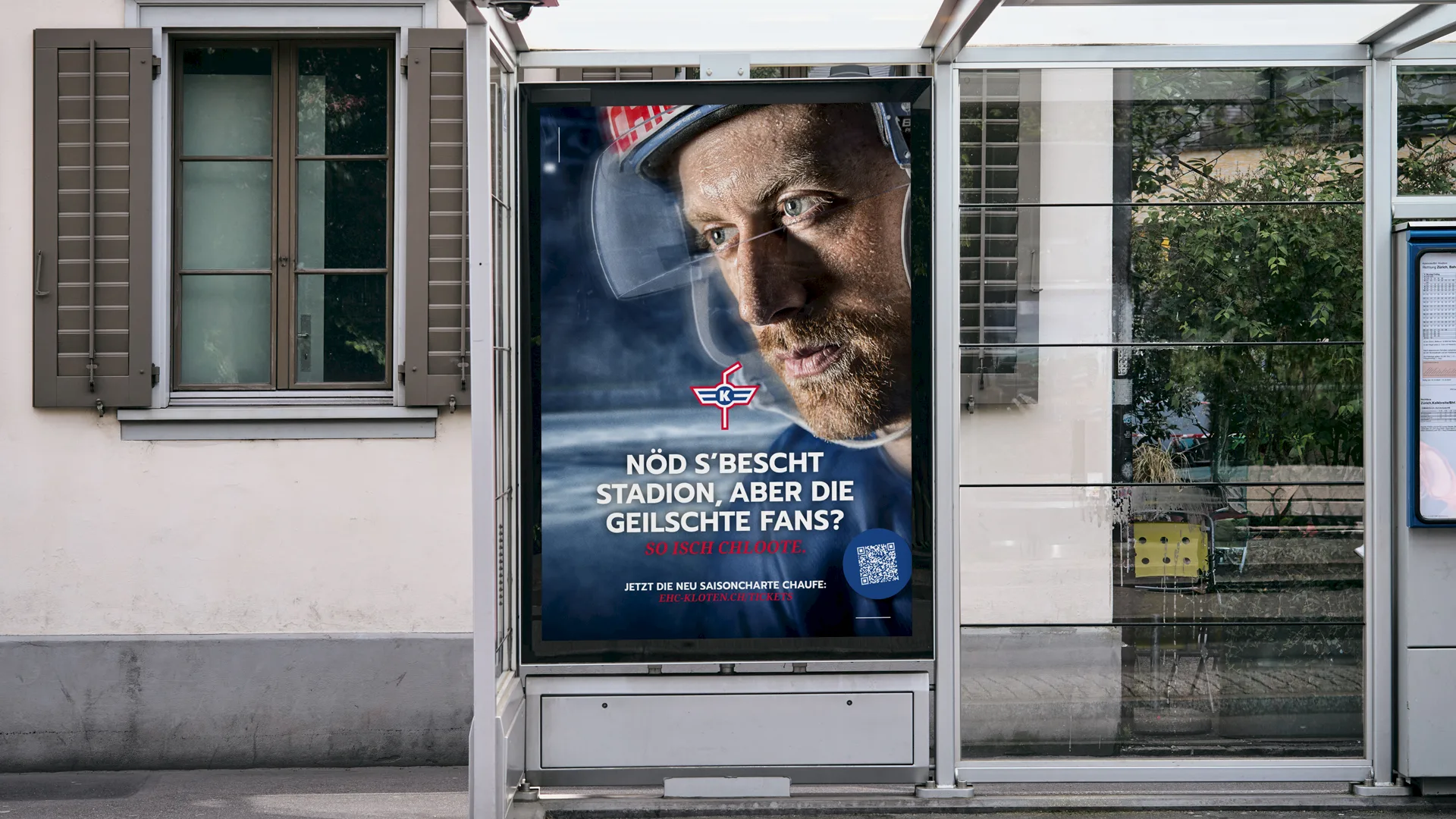 Plakat an Bushaltestelle mit Eishockeyspieler und Slogan zur neuen Saisonkarte des EHC Kloten