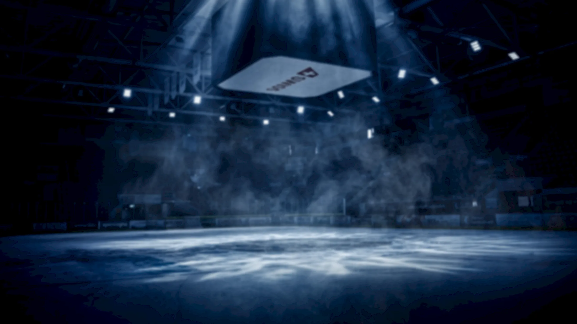 Leere Eisfl&auml;che der SWISS Arena mit Lichtkegeln und Nebel unter der Hallendecke