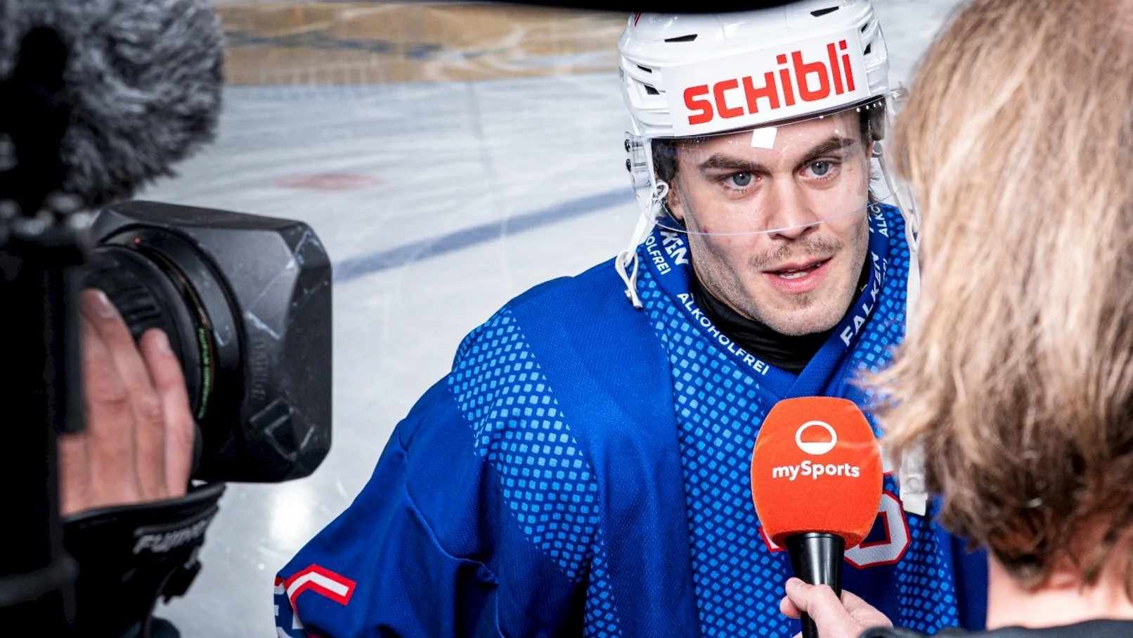 Leere Eisfl&auml;che einer Eishockeyhalle im Scheinwerferlicht mit Nebel