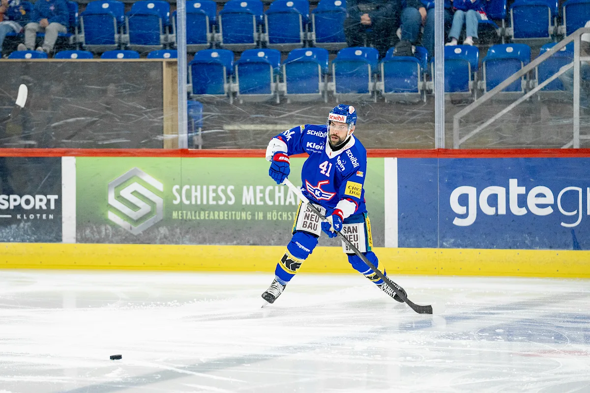 Leandro Profico im blauen EHC Kloten-Dress mit Nummer 41 beim Passspiel auf dem Eis