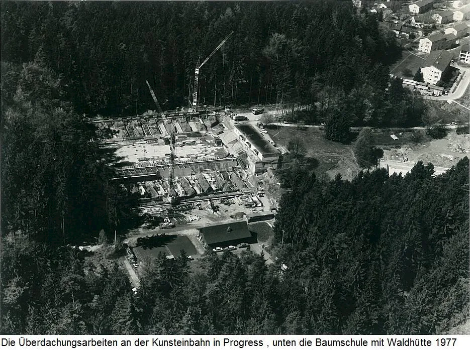 Luftaufnahme der &Uuml;berdachungsarbeiten an der Kunsteisbahn Schluefweg 1977, daneben die Baumschule mit Waldh&uuml;tte