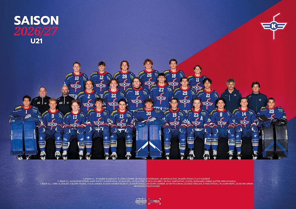 Teamfoto der U21-Elit Saison 2026/27 mit Spielern und Staff in blauen Trikots auf dem Eis