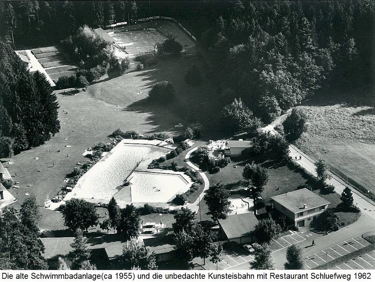Luftaufnahme der alten Schwimmbadanlage und der un&uuml;berdachten Kunsteisbahn mit Restaurant Schluefweg, 1962