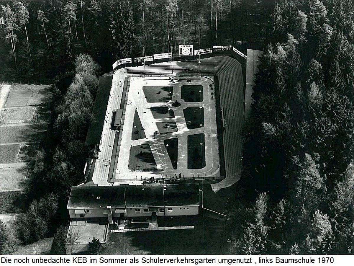 Luftaufnahme der noch un&uuml;berdachten Kunsteisbahn, im Sommer als Sch&uuml;lerverkehrsgarten genutzt, 1970