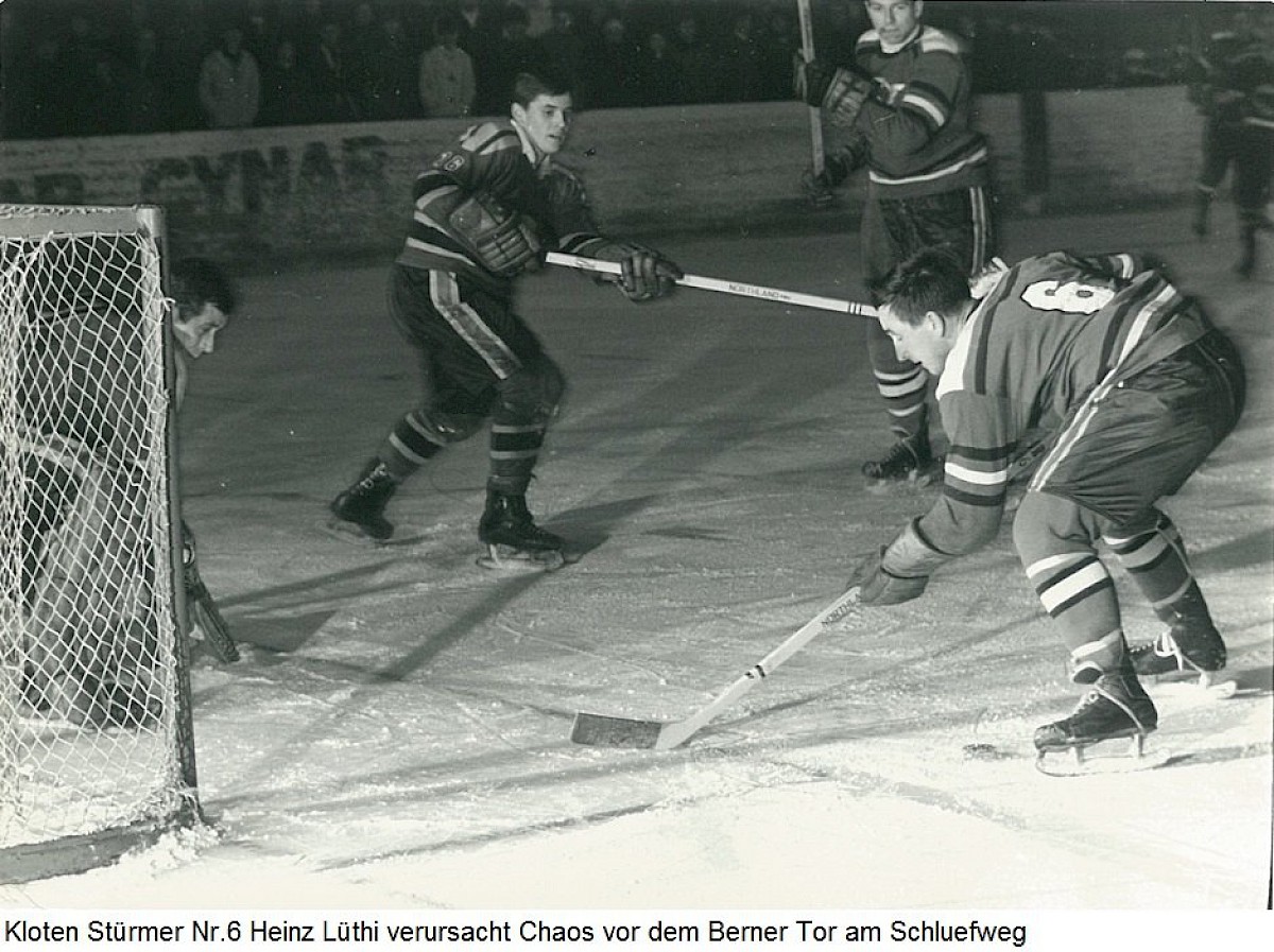 Historische Spielszene mit Kloten-St&uuml;rmer Heinz L&uuml;thi vor dem Berner Tor am Schluefweg