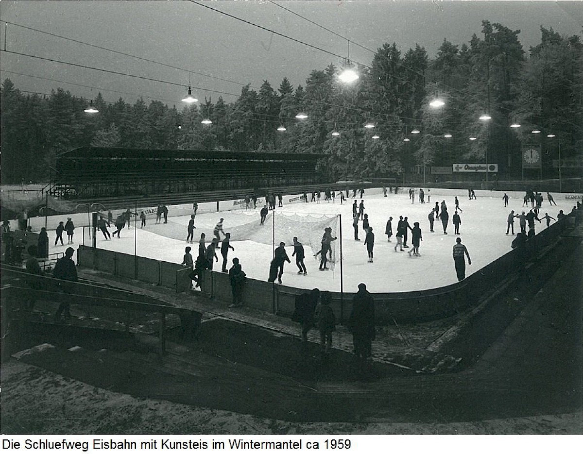 N&auml;chtliche Szene auf der Schluefweg-Eisbahn mit Schlittschuhl&auml;ufern im Winter, ca. 1959