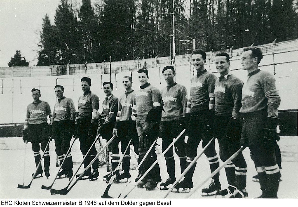 Mannschaftsfoto EHC Kloten von 1946 mit Spielern in Ausr&uuml;stung auf dem Eis
