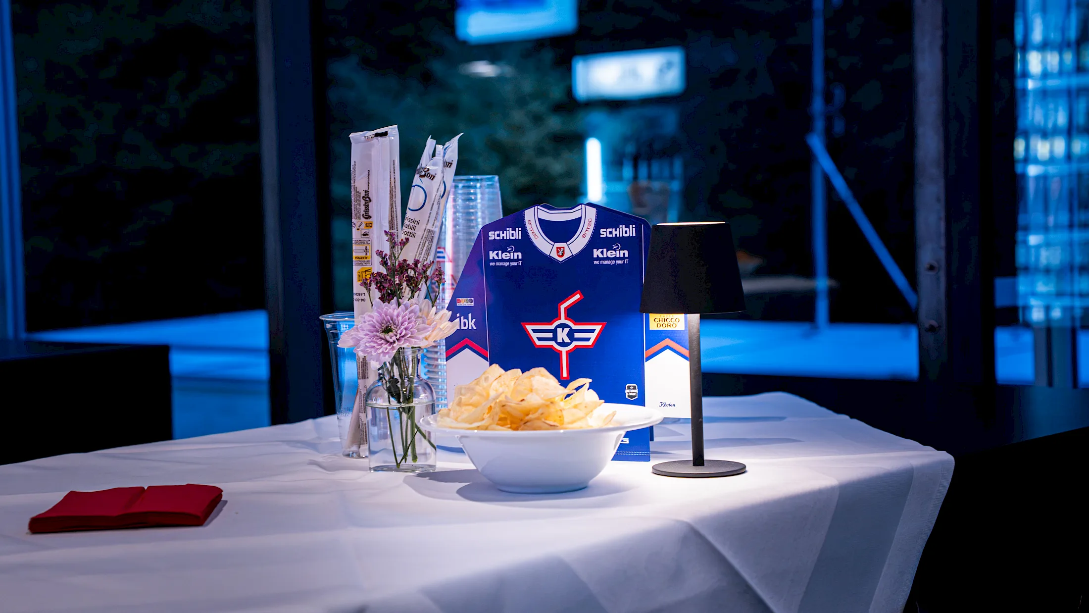 Eingedeckte Tische mit weissen Stoffservietten in der EHC-K Lounge