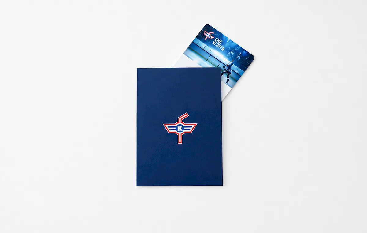 Gastropass mit EHC-Kloten-Logo in blauer Verpackung, Karte zeigt Eishockeyspieler