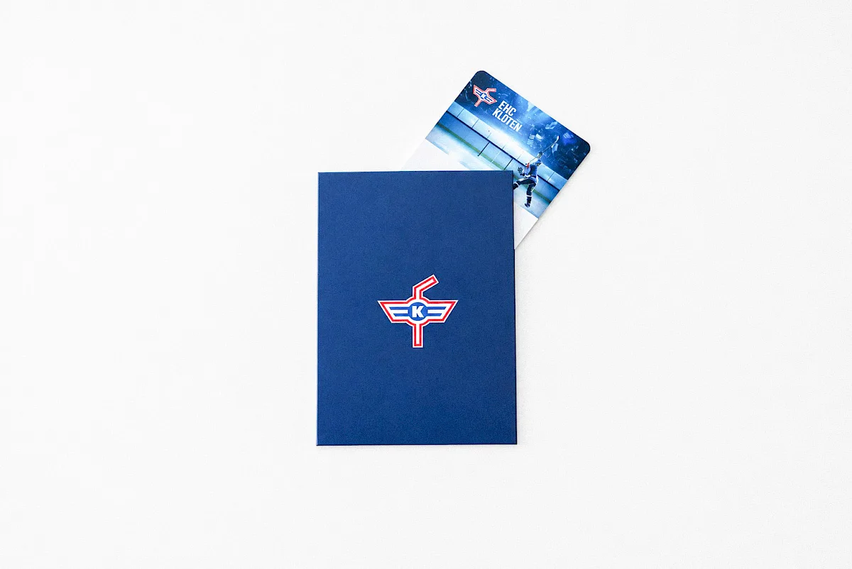 Gastropass mit EHC-Kloten-Logo in blauer Verpackung, Karte zeigt Eishockeyspieler