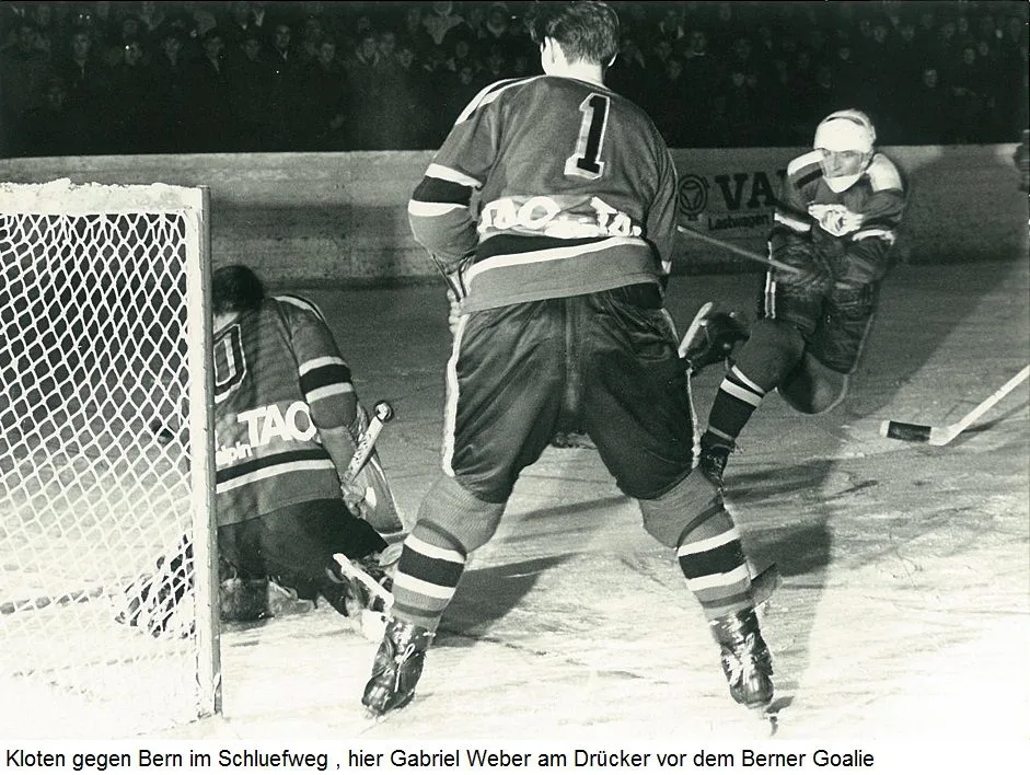 Historisches Spiel Kloten gegen Bern im Schluefweg, Spieler vor dem Berner Tor