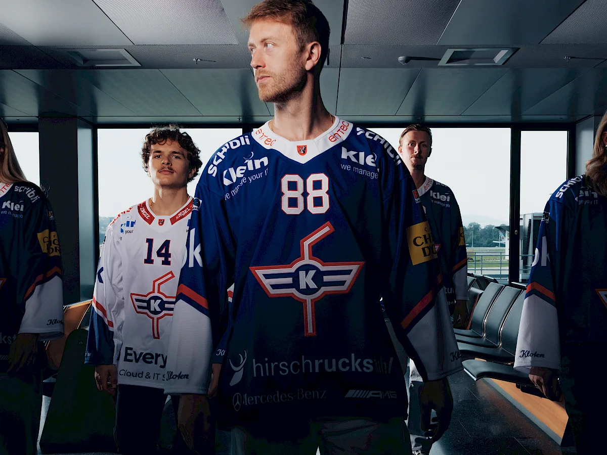 Dein Trikot mit deiner Nummer & deinem Namen