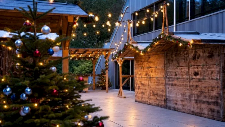 Innenraum des EHC-K Bistros mit gedeckten Tischen und Hirschgeweih an der Holzwand