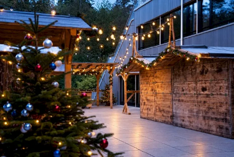 Gem&uuml;tlich eingerichtetes Bistro im Fondue-St&uuml;bli-Stil mit Holztischen, St&uuml;hlen und Tresen